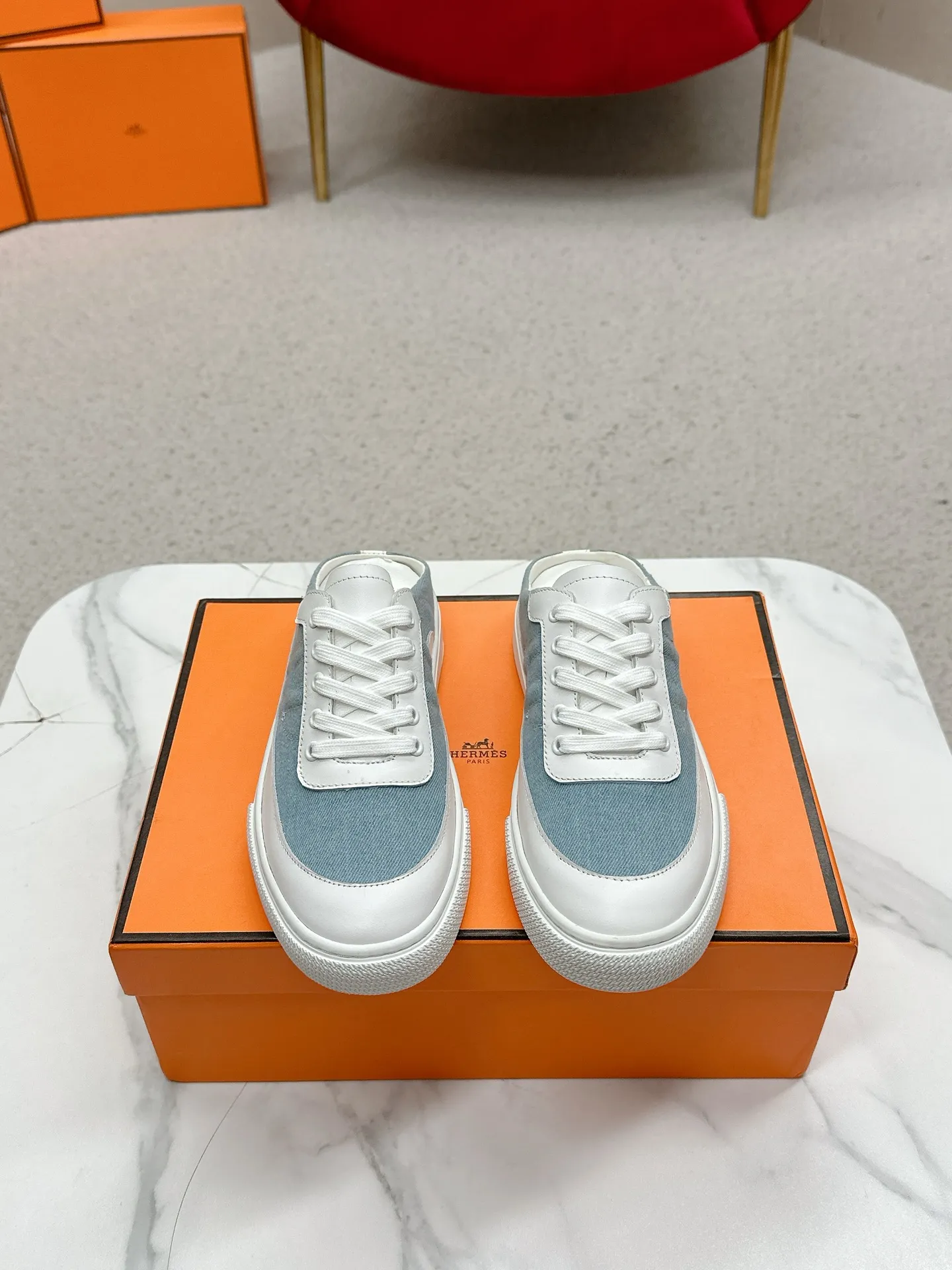 👟👟Ex-factory price 580👟👟 Men's size +10 [HERMES] H-lace slip-on sneakers, sneakers with empty back, white shoes, casual slippers and half-drags. 👉The craftsmanship is exquisite, and new products are released at the counter at the same time. Every detail of the shoes is made with special care, which is quite eye-catching. The elegant splicing elements highlight the good temperament! 🔻Fashionable fly woven lace-up method adds a casual atmosphere and exquisite lines, which can better reflect the family-style design language and intersperse exquisite lines. ✨✨The upper is made of imported cow suede/imported canvas, the lining is made of imported mixed sheepskin, and the original custom-made rubber outsole. 🐎Size: 35-40 for women, 39-44 for men (41 for women, 45 for men, can be customized, non-refundable)